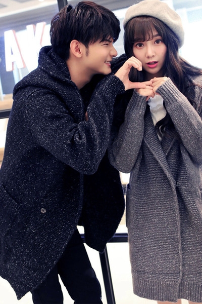 Дълги широки жилетки в сиво и черно с качулка. 