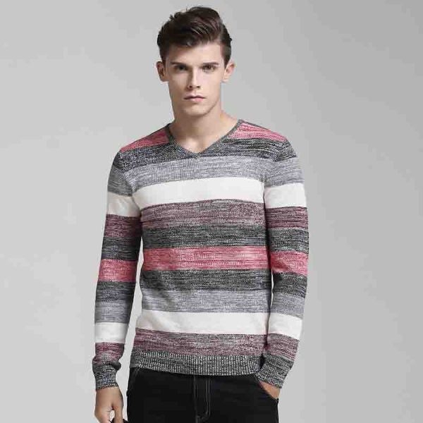 Цветен мъжки пуловер с  V-образно деколте тип Слим