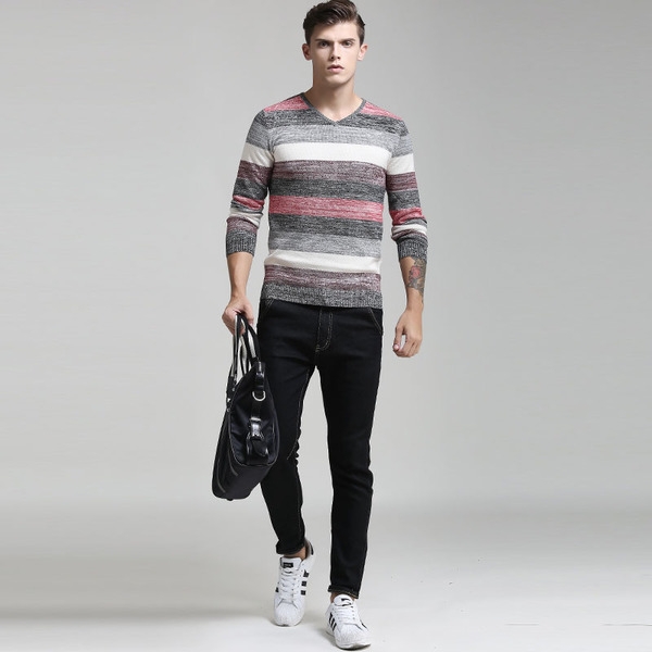 Цветен мъжки пуловер с  V-образно деколте тип Слим