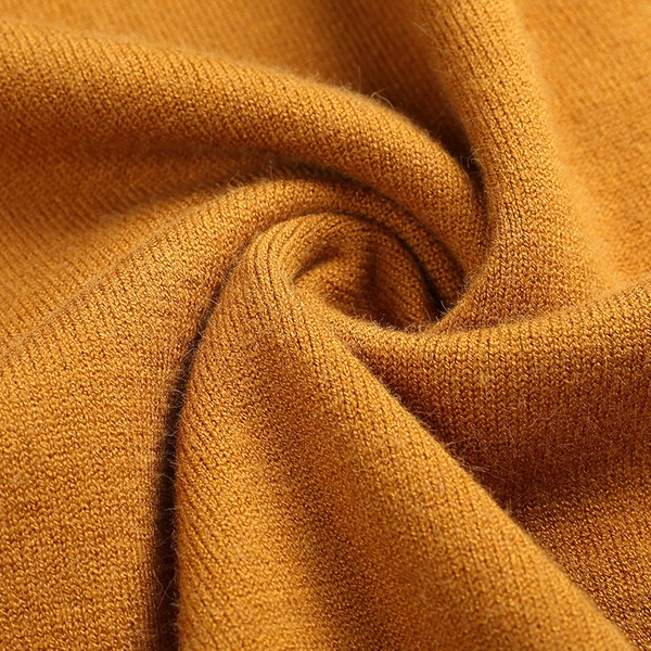 Мъжки пуловер с декорации на раменете и V-образно деколте тип Слим