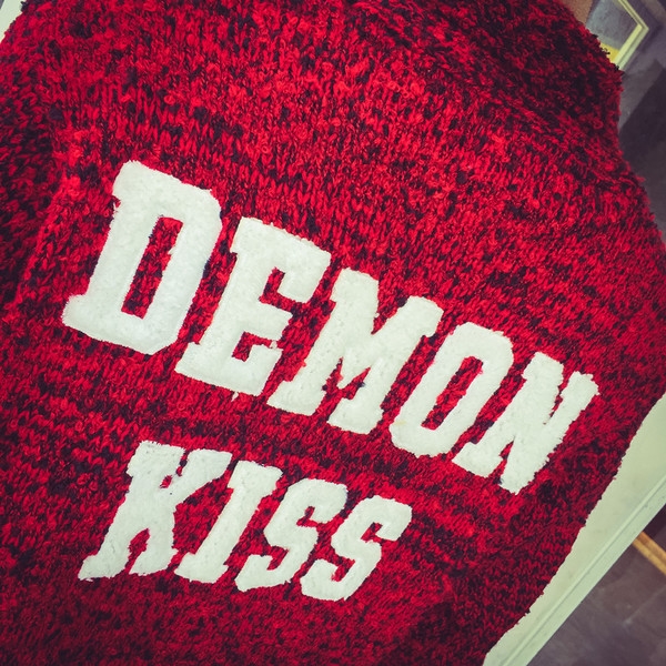 Дълга дебела зимна жилетка в червен и сив цвят с бродерия на гърба