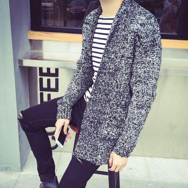 Дълга дебела зимна жилетка в червен и сив цвят с бродерия на гърба