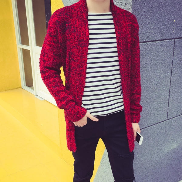 Дълга дебела зимна жилетка в червен и сив цвят с бродерия на гърба