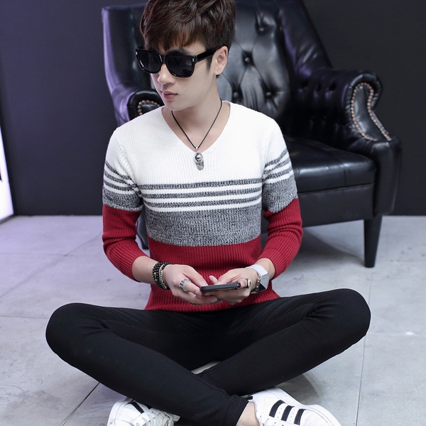 Слим мъжки пуловер с  V-образно деколте  в няколко модела