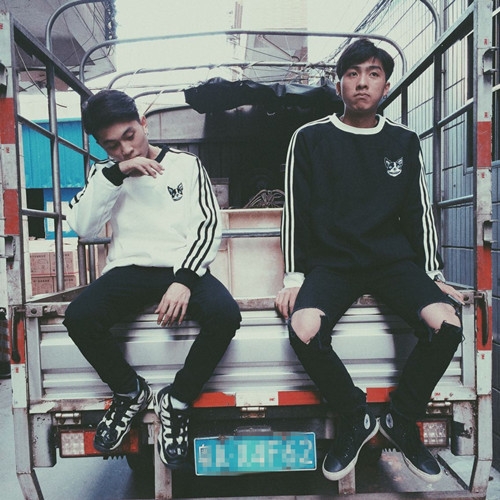 Мъжки суичър в черно и бяло с бродерии