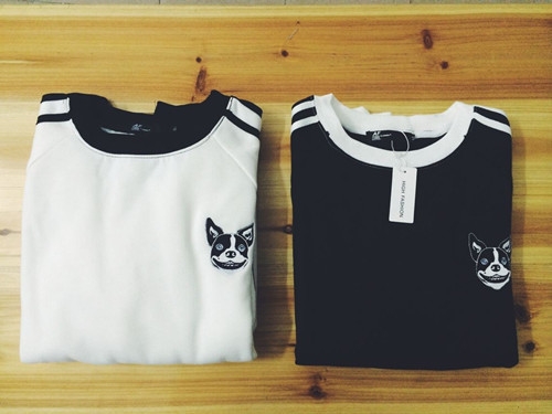 Мъжки суичър в черно и бяло с бродерии