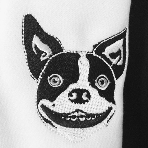 Мъжки суичър в черно и бяло с бродерии