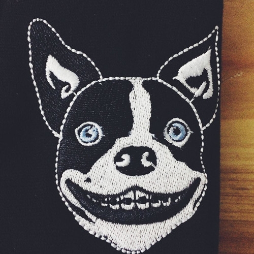 Мъжки суичър в черно и бяло с бродерии