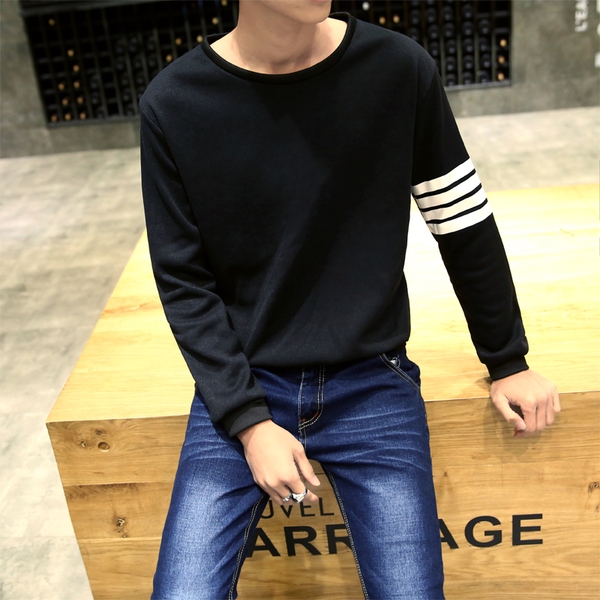 Изчистени мъжки пуловери в сив, черен, сив цвят. 