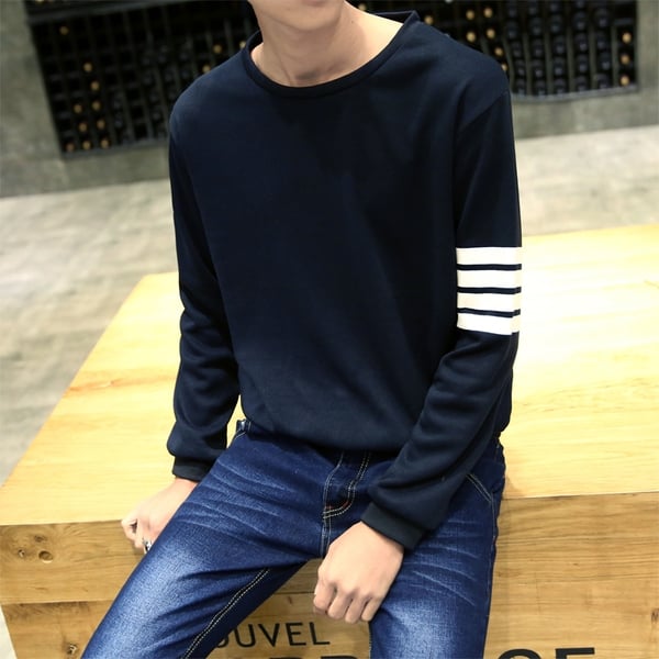 Изчистени мъжки пуловери в сив, черен, сив цвят. 