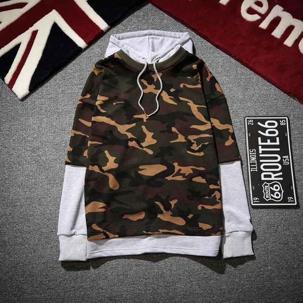 Камуфлажен мъжки суичър с качулка и ръкави в бял, черен и кафяв цвят