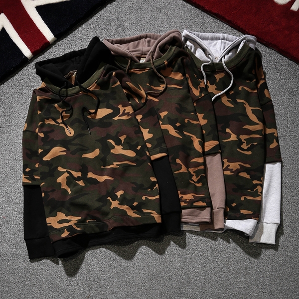 Камуфлажен мъжки суичър с качулка и ръкави в бял, черен и кафяв цвят