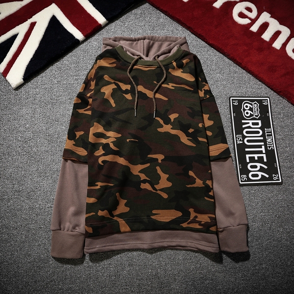 Камуфлажен мъжки суичър с качулка и ръкави в бял, черен и кафяв цвят