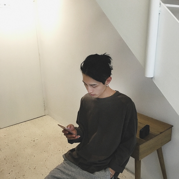 Ευρεία βαμβακερές μπλούζες   για τους άνδρες κατάλληλα  για τις  φθινοπωρινές  ημέρες, σε τέσσερα χρώματα