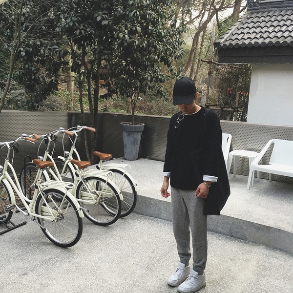 Ευρεία βαμβακερές μπλούζες   για τους άνδρες κατάλληλα  για τις  φθινοπωρινές  ημέρες, σε τέσσερα χρώματα