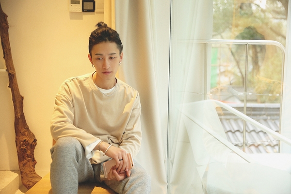 Ευρεία βαμβακερές μπλούζες   για τους άνδρες κατάλληλα  για τις  φθινοπωρινές  ημέρες, σε τέσσερα χρώματα