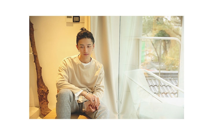 Ευρεία βαμβακερές μπλούζες   για τους άνδρες κατάλληλα  για τις  φθινοπωρινές  ημέρες, σε τέσσερα χρώματα