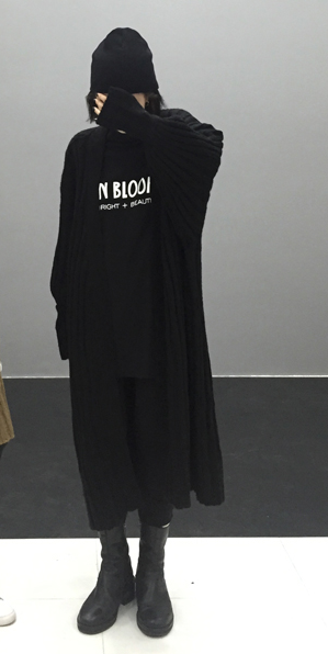 Женска широка жилетка подходяща за студените зимни дни. 