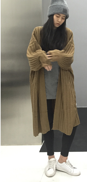 Женска широка жилетка подходяща за студените зимни дни. 