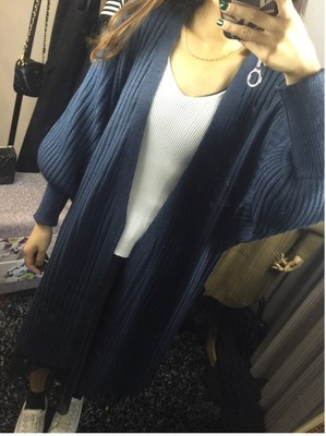 Женска широка жилетка подходяща за студените зимни дни. 