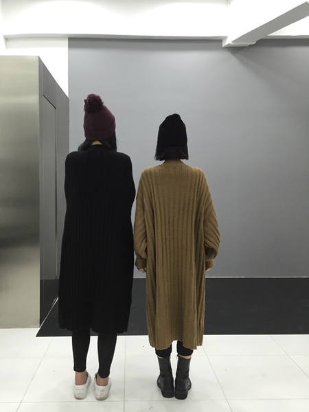 Женска широка жилетка подходяща за студените зимни дни. 