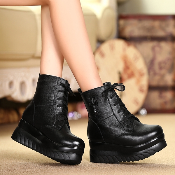 Ζεστές γυναικείες μπότες σε μαύρο χρώμα με κορδόνια
