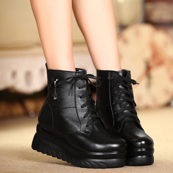 Ζεστές γυναικείες μπότες σε μαύρο χρώμα με κορδόνια