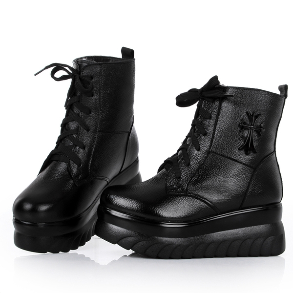 Ζεστές γυναικείες μπότες σε μαύρο χρώμα με κορδόνια