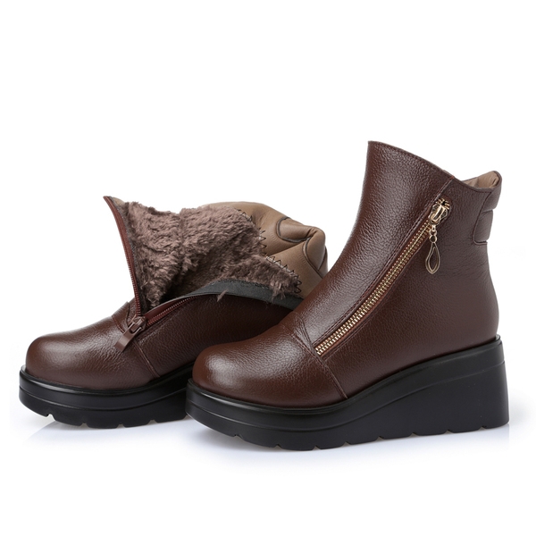 Ζεστές γυναικείες μπότες σε μαύρο χρώμα με κορδόνια