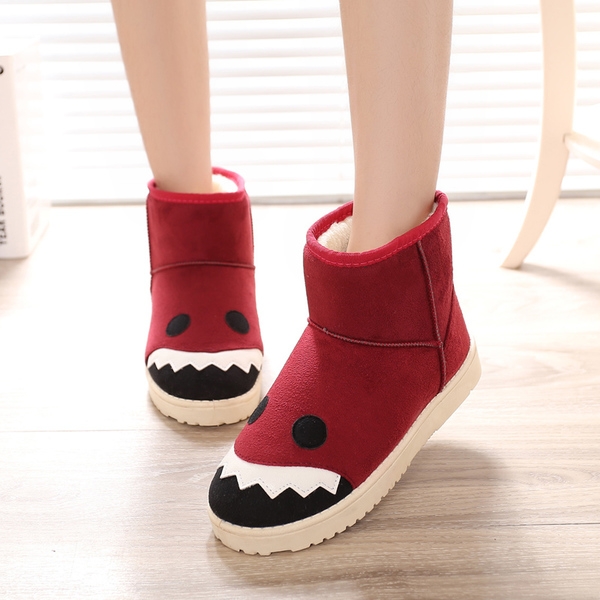 Топли дамски боти в различни модели и цветове