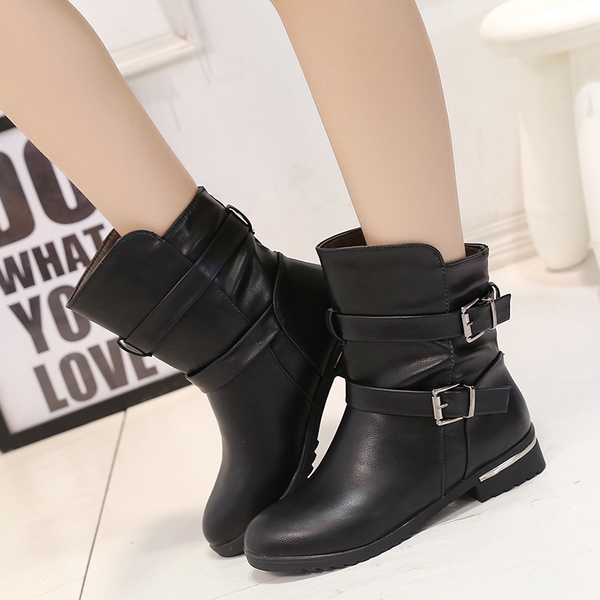 Γυναικείες  μπότες σε μια πλατφόρμα και γούνα