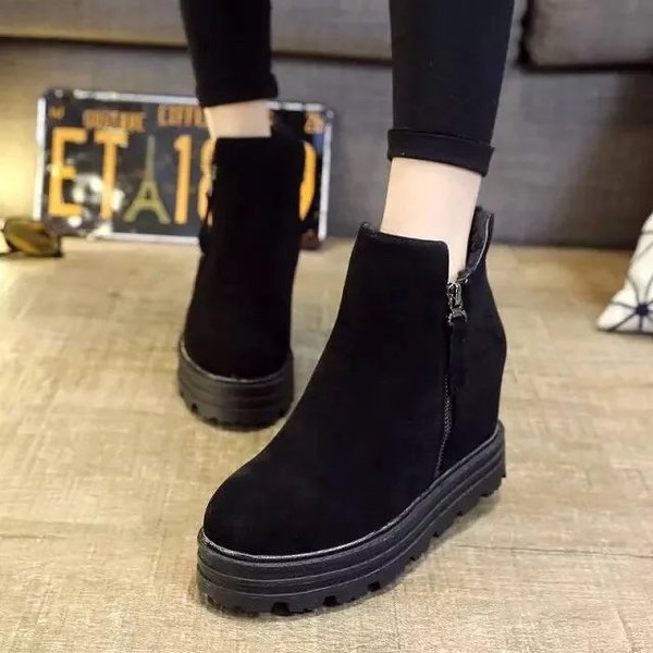 Γυναικείες μπότες  σε πλατφόρμα με φερμουάρ σε μαύρο και καφέ χρώμα
