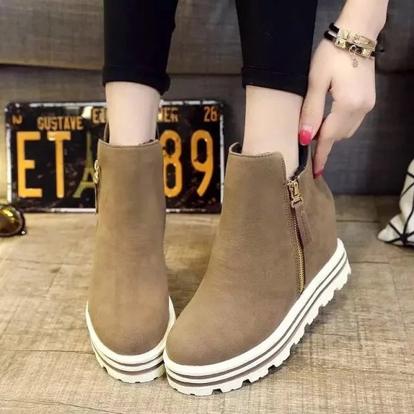 Γυναικείες μπότες  σε πλατφόρμα με φερμουάρ σε μαύρο και καφέ χρώμα