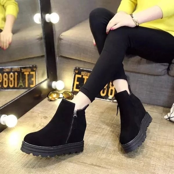 Γυναικείες μπότες  σε πλατφόρμα με φερμουάρ σε μαύρο και καφέ χρώμα