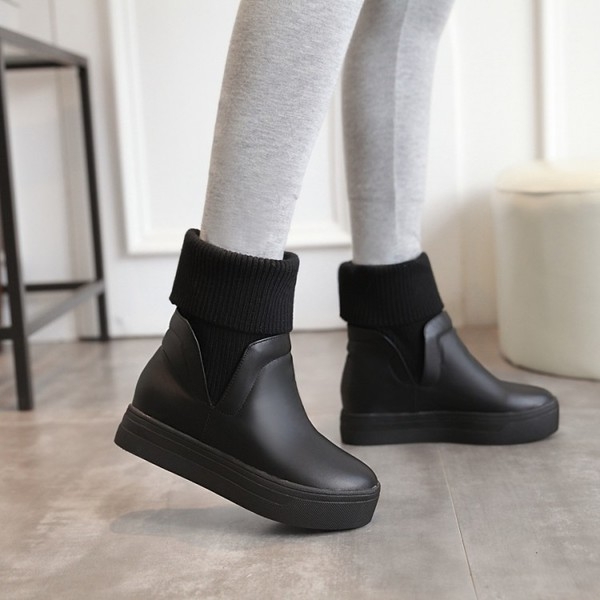 Дамски боти на платформа в черен и бял цвят
