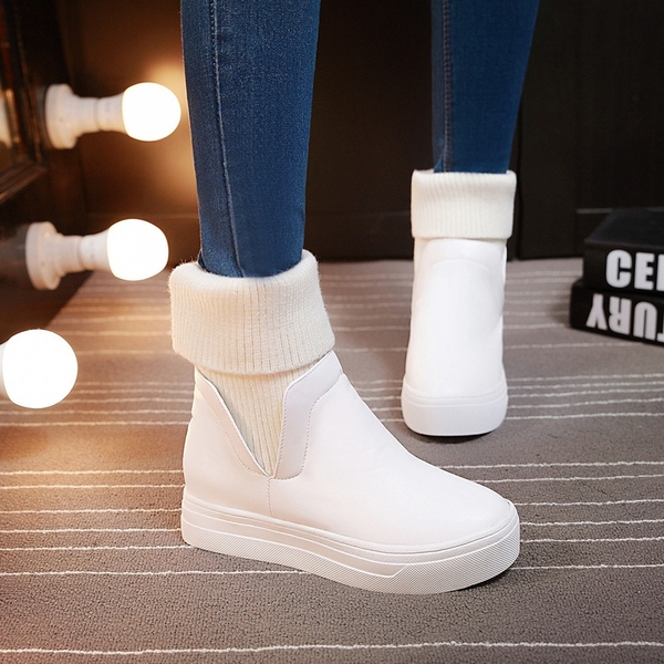 Дамски боти на платформа в черен и бял цвят