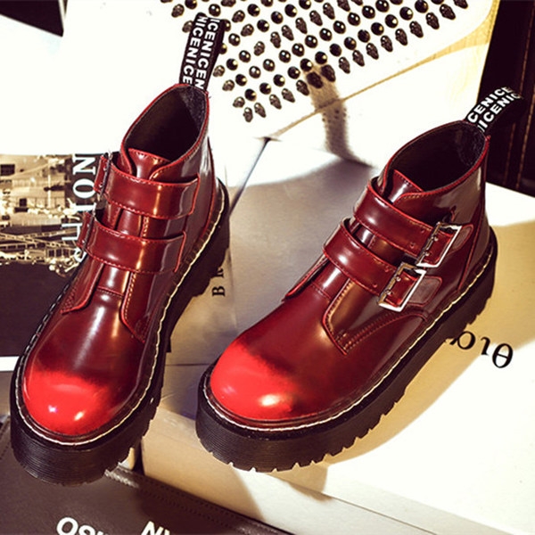 Γυναικείες μπότες σε δύο χρώματα - μαύρο και κόκκινο.