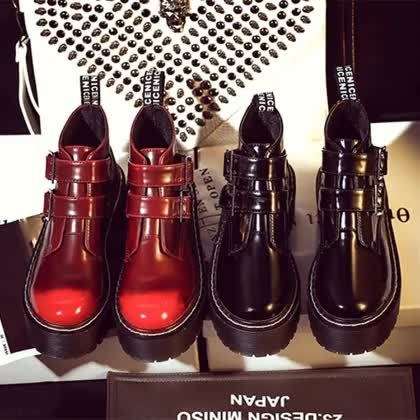 Γυναικείες μπότες σε δύο χρώματα - μαύρο και κόκκινο.