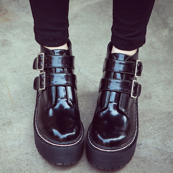 Γυναικείες μπότες σε δύο χρώματα - μαύρο και κόκκινο.