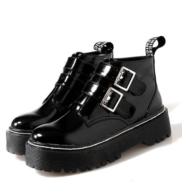 Γυναικείες μπότες σε δύο χρώματα - μαύρο και κόκκινο.