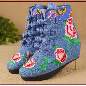 Ασυνήθιστες γυναικείες μπότες φθινοπώρου με λουλούδια και διαφορετική πρόσδεση σε τρία χρώματα, κόκκινο, μαύρο, μπλε