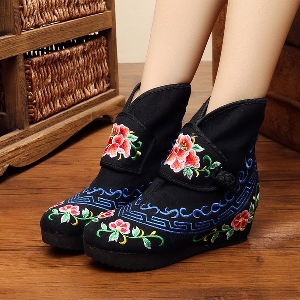 Ασυνήθιστες γυναικείες μπότες φθινοπώρου με λουλούδια και διαφορετική πρόσδεση σε τρία χρώματα, κόκκινο, μαύρο, μπλε