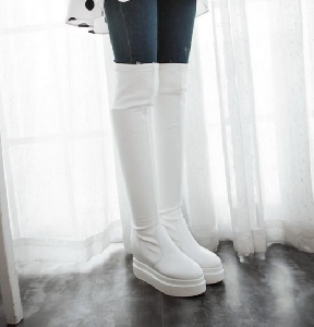 Зимни високи ботуши на платформа от еко кожа и плат - бели и черни