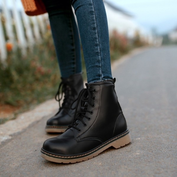 Φθινόπωρο casual μπότες με μαύρους κρίκους διατίθενται σε τρία χρώματα από τεχνητό δέρμα