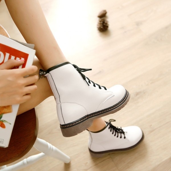 Φθινόπωρο casual μπότες με μαύρους κρίκους διατίθενται σε τρία χρώματα από τεχνητό δέρμα