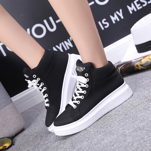 Καθημερινά γυναικεία αθλητικά παπούτσια με λευκά κορδόνια και σόλα σε μαύρο και κόκκινο χρώμα