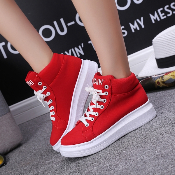 Καθημερινά γυναικεία αθλητικά παπούτσια με λευκά κορδόνια και σόλα σε μαύρο και κόκκινο χρώμα