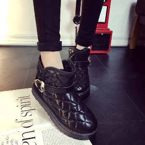 Κομψές γυναικείες μπότες μαύρες και ασημένιες με λουρί