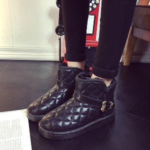Κομψές γυναικείες μπότες μαύρες και ασημένιες με λουρί