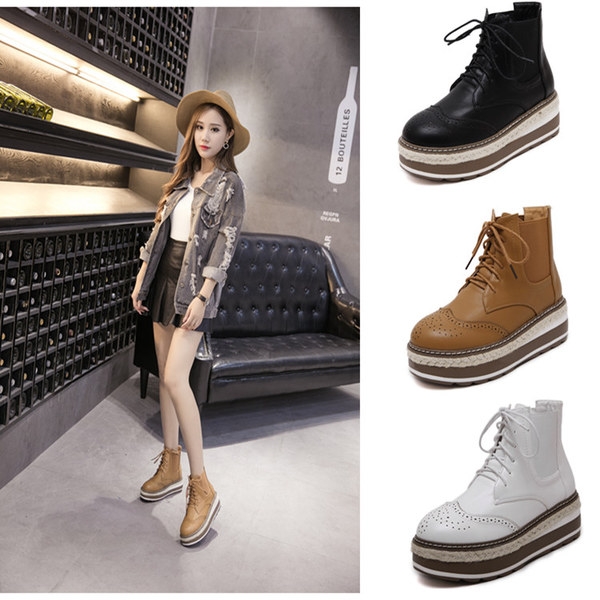 Женски боти от еко кожа с връзки в три цвята.